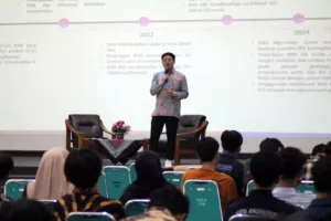 Akl Kamali Hidayat, BIM Officer PT Hutama Karya Infrastruktur (HKI) saat memberikan kuliah tamu bertema “Digitalisasi Konstruksi” di ITN Malang