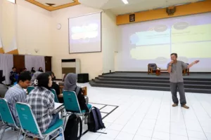 Alumni Mengajar. Iwan Nazarudin, ST., alumnus Teknik Mesin ITN Malang saat memberikan materi pada kuliah tamu Pusat Karir ITN Malang (2)