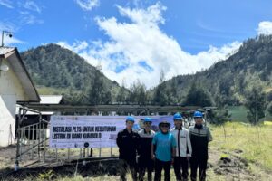 Ashadi, senior Himakpa ITN Malang (kaos biru), bersama tim mahasiswa Teknik Elektro ITN Malang berpose bersama PLTS di Ranu Kumbolo (1)