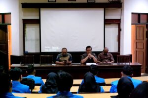 Dekan FTI ITN Malang, Dr. Eng. I Komang Somawirata, ST., MT., memberikan selamat kepada lulusan FTI ITN Malang pada Yudisium Periode 1 Tahun 2025