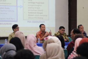 Rektor ITN Malang, Awan Uji Krismanto, ST., MT., Ph.D., (batik merah) menyampaikan arahan kepada para dosen pada Pertemuan Awal Semester Genap 2024, 2025