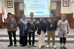 Kepala Humas ITN Malang, Reni Rupianti, SM., MM (tengah) bersama Wakil Ketua Komisi Informasi (KI) Provinsi Jawa Timur, Elis Yusniyawati, S.Sos., M.I.Kom, foto bersama para narasumber, dan peserta