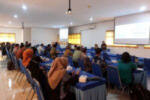 Sekretaris Tim PAK ITN Malang, Ir. Maranatha Wijayaningtyas, ST, MMT, PhD, IPU, memberi sosialisasi prosedur baru kenaikan jabatan akademik dosen