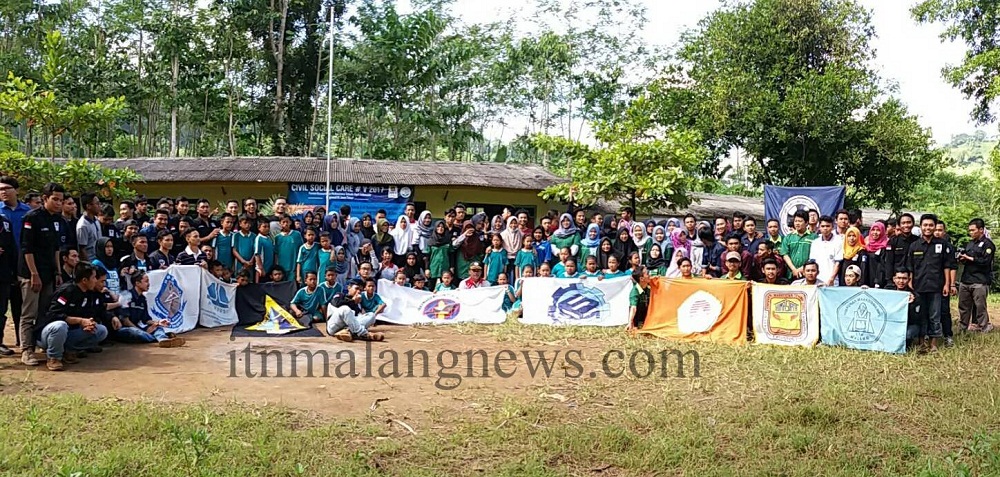 Civil Social Care : Sembilan Delegasi Mahasiswa Teknik Sipil ITN Malang Bantu Perbaiki Gedung Sekolah