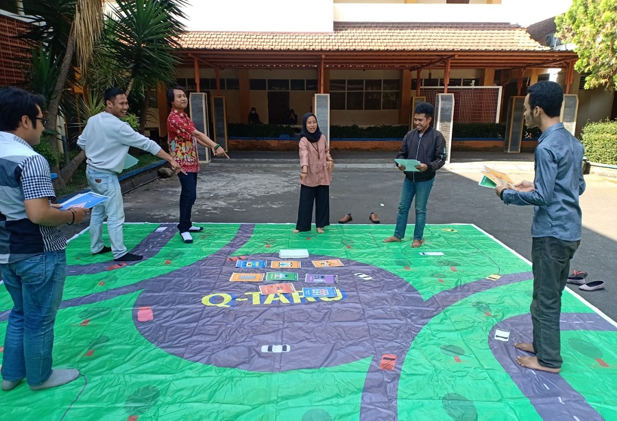 Fardiah Qonita Ummi Naila bersama dosen dan mahasiswa PWK melakukan uji coba permainan Q-Taru di Kampus 1 ITN Malang. (Foto: Mita/humas)