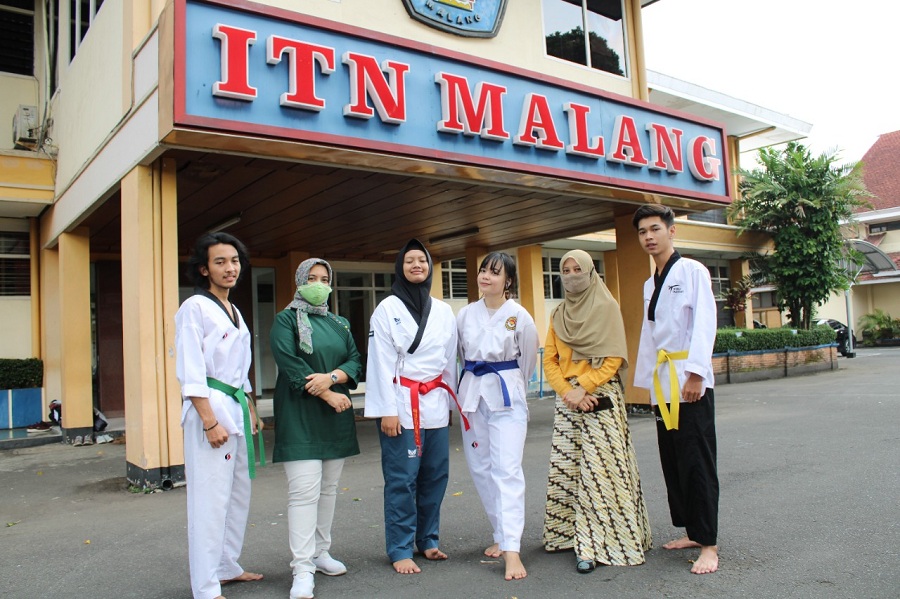 Kepala Humas ITN Malang Nenny Roostrianawaty, MT (baju hijau) dan staf Humas ITN Malang bersama mahasiswa berprestasi UKM Taekwondo ITN Malang. (Foto: Yanuar/humas).