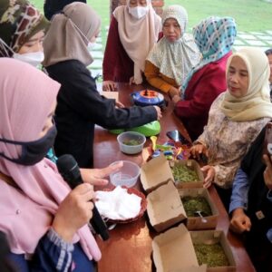 PPK Ormawa ITN Malang Ajari Ibu-Ibu Desa Sumberejo Buat Teh Herbal dari Seledri