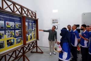 Komunitas Renewable Energy Teknik Elektro ITN Malang menjelaskan seputar pendukung instalasi PLTS kepada siswa SMK PGRI 3 Malang