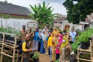 Sudiro, ST MT dosen Teknik Lingkungan S-1 ITN Malang (paling depan) mengunjungi demplot urban farming di salah satu kelurahan di Kota Malang