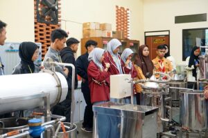 Para peserta LKTI QIR ITN Malang 2023 mengunjungi laboratorium milik Prodi Teknik Kimia S-1 ITN Malang