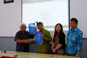 Direktur Program Pascasarjana ITN Malang, Prof. Dr. Ir. Lalu Mulyadi, MT., (memakai udeng) dan Dr. Ir. Bambang Sugiyono Agus Purwono, perwakilan dari UC Surabaya usai menandatangani kerja sama