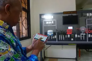 Dosen Teknik Elektro S-1 ITN Malang DR. Widodo Pudji Muljanto, MT saat mencoba remote monitor lewat smartphone