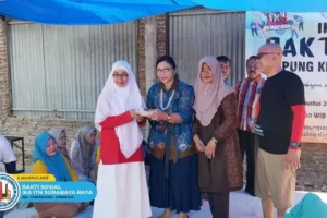 Ketua IKA ITN Surya, Ir. Rina Soewarli (baju batik) foto bersama dengan Lurah Sawunggaling, Rizka Fadila, ST.