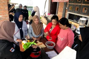 Tim PPK Ormawa 2023 Teknik Kimia S-1 ITN Malang mengajari warga Desa Sumberejo, Kota Batu cara membuat pasta tomat