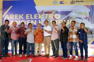 Rektor ITN Malang, Awan Uji Krismanto, ST, MT, Ph.D (kemeja putih) foto bersama dengan alumni teknik elektro usai penandatanganan kerja sama (2)