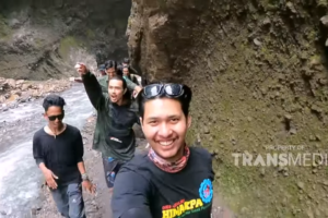 Mohammad Ilham Bobby Nasution, anggota Himakpa ITN Malang saat mengeksplorasi Coban Sewu bersama My Trip My Superadventure