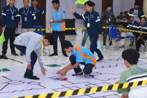Para kontestan Ganesha Robotic Competition 2024, Himpunan Mahasiswa Elektro, ITN Malang, sedang adu kebolehan di dalam arena lomba robot line follower