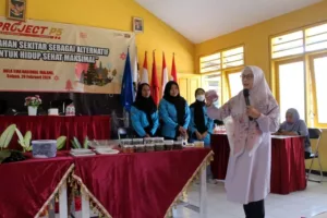 Dra. Siswi Astuti, M.Pd, Tim Abdimas Lembaga Penelitian dan Pengabdian Masyarakat (LPPM), ITN Malang saat memberikan materi.