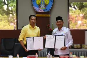 Rektor ITN Malang Awan Uji Krismanto, ST., MT., Ph.D (kiri) bersama Sekda Kabupaten Lumajang, Drs. Agus Triyono M.Si