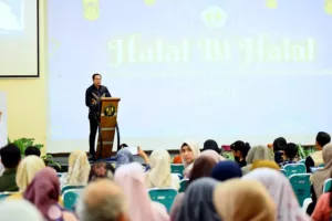 Rektor ITN Malang, Awan Uji Krismanto, ST., MT., Ph.D memberi sambutan pada acara Halalbihalal Keluarga Besar ITN Malang