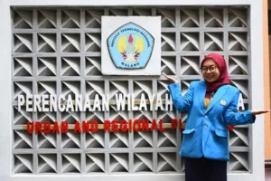 Clarinta Ega Divanie lulusan terbaik Prodi Wilayah dan Kota (PWK) S-1, FTSP, ITN Malang pada wisuda ke-71, tahun 2024