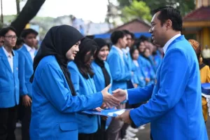 Rektor ITN Malang Awan Uji Krismanto, ST., MT., Ph.D, menyerahkan piagam penghargaan kepada mahasiswa berprestasi pada Upacara Hardiknas 2024
