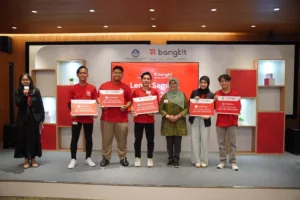 Maqila Sulaiman Abu Zakaria mahasiswa ITN Malang perwakilan Tim Adoptify saat menerima awarding di Kantor Google Jakarta