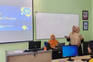 Tim Abdimas Teknik Informatika ITN Malang saat memberi pelatihan UI Design dengan FIGMA 15 JP (Jam Pelajaran) pada Siswa SMKN 2 Singosari
