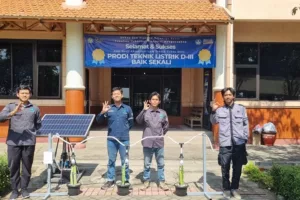 Tim mahasiswa Teknik Elektro S-1 ITN Malang membuat sistem modul surya sebagai penyinaran cahaya otomatis pada buah naga di malam hari