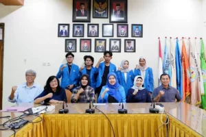 Dekan FTSP ITN Malang, Dr. Debby Budi Susanti, ST., MT, (tiga dari kanan), bersebelahan dengan Kepala Desa Ploso, Kabupaten Jombang, Nining Permatasari