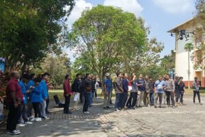 Peserta workshop LiDAR for Mapping “Teknologi Lidar untuk Pemetaan Akurat” saat belajar mengoperasikan drone LiDAR di Kampus 2 ITN Malang