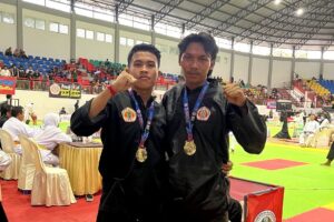 Pesilat ITN Malang Gilbertus Jhon Paul Ivan (kiri) dan Azroul Hasri, Juara 1 Kelas E Dewasa Putra, Kejuaraan Pencak Silat Kanjuruhan Fighter Competition 2024.