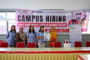 Kepala Pusat Karir ITN Malang, Dr. Lila Ayu Ratna Winanda, ST., MT., menyerahkan cendera mata kepada Asyer Dini Merita, M. Psi., Psikolog, Recruitment & Training PT Sun Paper Source