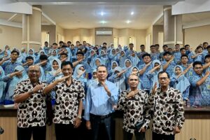 Wakil Rektor 3 ITN Malang, Dr. Hardianto ST., MT bersama Wakasek Humas SMA Negeri 11 Surabaya, Drs. Koes Widjanarko (paling kiri), dan rombongan.