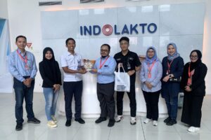 Kaprodi Bisnis Digital S1, Dr. Agung Panji Sasmito,S.Pd., M.Pd., menyerahkan cendera mata kepada perwakilan PTIndolakto, Pasuruan, Jawa Timur