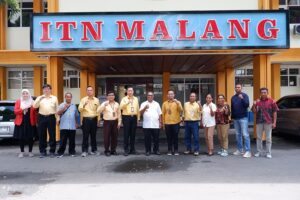 Rektor ITN Malang, Awan Uji Krismanto, ST., MT., Ph.D., (enam dari kiri) bersebelahan dengan Pj Bupati TTS, Drs. Seperius Edison Sipa, M.Si