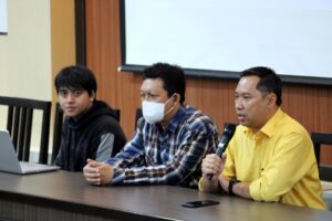 Rektor ITN Malang, Awan Uji Krismanto ST., MT., PhD, (kemeja kuning) berdampingan dengan Kepala LP2AI ITN Malang, Dr. Elvianto Dwi Daryono, ST., MT., saat memb