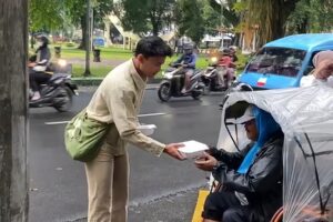 Paguyuban Duta Kampus ITN Malang membagikan nasi kotak untuk tukang becak dan tunawisma