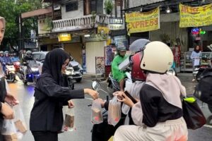 Paguyuban Duta Kampus ITN Malang membagikan takjil di depan Kampus 1 ITN Malang
