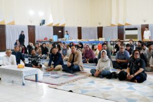 Penuh keakraban, Wali Kota Malang Dr. Ir. Wahyu Hidayat, MM berbuka bersama di kampus almamaternya ITN Malang