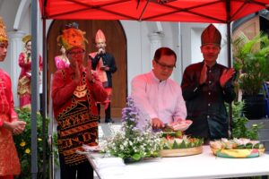 Pesta Sewindu Gereja Santo Thomas Aquinas ITN Malang ditandai dengan pemotongan tumpeng oleh Romo Hubertus Tangguh Ardi Wardana, Pastor Paroki Gereja St. Albertus de Trapani Blimbing Malang