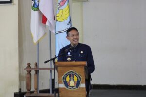 Wali Kota Malang Dr. Ir. Wahyu Hidayat, MM saat memberi motivasi kepada adik tingkatnya di acara buka bersama PWK ITN Malang.