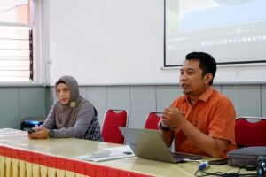 Yusuf Wibowo, Corporate Sr. Support and Planning CBG saat memberikan arahan bersama Kepala Pusat Karir ITN Malang, Dr. Lila Ayu Ratna Winanda, ST., MT