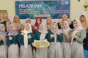 Dra. Siswi Astuti, MPd., dosen ITN Malang (berbaju merah), bersama siswa dan guru SMAN 1 Karangan Trenggalek usai pelatihan pembuatan olahan soman