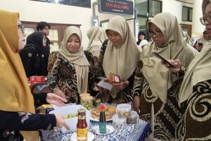 Dra. Siswi Astuti, MPd., dosen Teknik Kimia ITN Malang menjelaskan tentang produk berbahan daun soman kepada guru-guru SMAN 1 Karangan Trenggalek