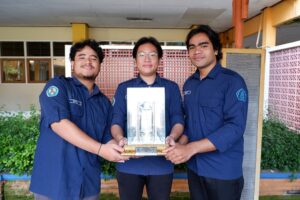 Habiyuta Febro Kayana, Alfred Finlay Tjan, dan Benediktus Diky Dore Beda, mahasiswa Teknik Sipil ITN Malang bersama trophy Juara 2 Lomba Kuat Tekan Beton (LKTB), Petra Civil Expo 2025.