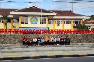 Ir. Maranatha Wijayaningtyas, ST, MMT, PhD, IPU, ASEAN Eng, Ketua Satuan Penjaminan Mutu (SPM) ITN Malang (lima dari kiri) bersama tim (1)