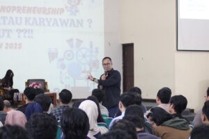 Kuntjoro Pribadi, ST., alumnus Teknik Mesin S-1 ITN Malang angkatan 1991 memberikan motivasi kepada mahasiswa lewat alumni mengajar
