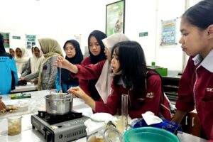 Para siswa sedang mengikuti praktek membuat kombucha di Laboratorium Teknologi Bahan Makanan (TBM) Teknik Kimia ITN Malang
