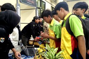 Peserta open house sedang melihat dan menilai produk karya mahasiswa Teknik Kimia ITN Malang